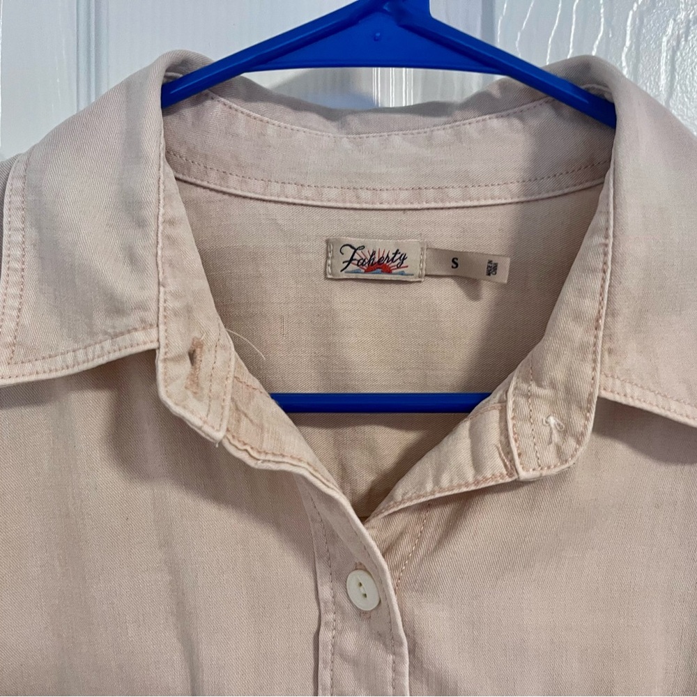 Faherty Women’s “Tried and True” Chambray Button-Up Shirt in Light Pink Sz S